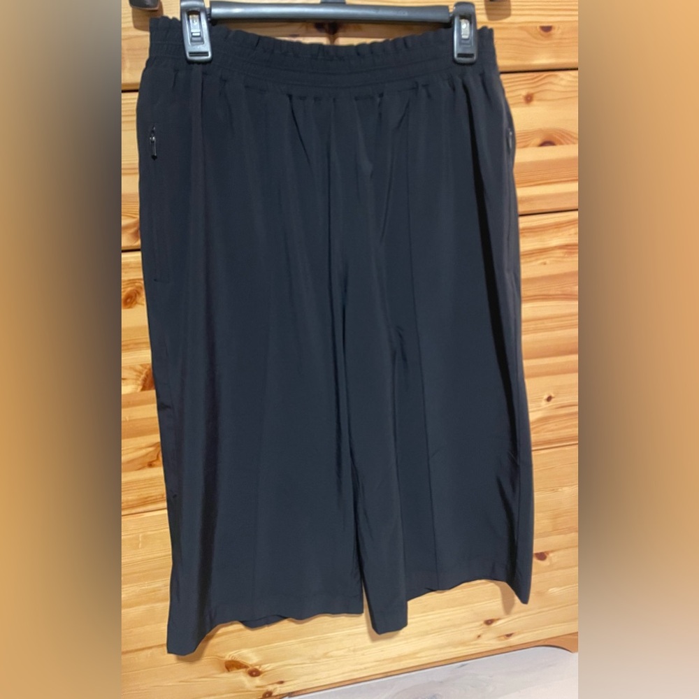 Athleta culottes, like new
Size medium
